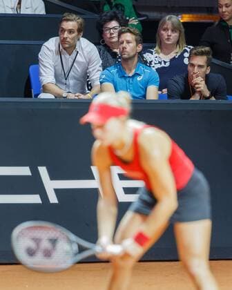 Team ANGELIQUE KERBER (GER) in der Spieler Loge, in der Mitte Trainer Wim Fissette, dahinter l-r. Manager Aljoscha Thron,Oma Maria, Mutter Beata und Physiotherapeut Timo Schall. Angelique unscharf im Vordergrund. Tennis - Porsche Tennis Grand Prix 2018 - WTA Tennis Damen - Porsche-Arena - Stuttgart - Baden-Wuerttemberg - Germany - 25 April 2018. Copyright: xJuergenxHasenkopfx