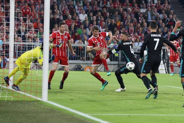 l-r: im Zweikampf, Aktion, mit Keylor Navas 1 (Real Madrid), Robert Lewandowski 9 (FC Bayern Muenchen), Thomas Mueller 25 (FC Bayern Muenchen), Sergio Ramos 4 (Real Madrid), Cristiano Ronaldo 7 (Real Madrid), FC Bayern Muenchen vs. Real Madrid, Fussball, Halbfinale, Champions League, 25.04.2018 Muenchen Bayern Deutschland
