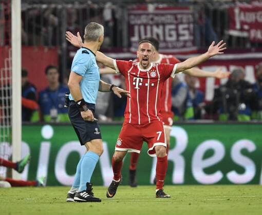 Franck Ribery FC Bayern München sauer auf Schiedsrichter Referee Björn Kuipers (NED) Gestik, Geste FC Bayern München FCB vs Real Madrid CF UEFA Champions-League CL Halbfinale Hinspiel Spiel 1 Saison 2017 2018 München Allianz Arena 25.04.2018 FC Bayern München FCB vs Real Madrid CF