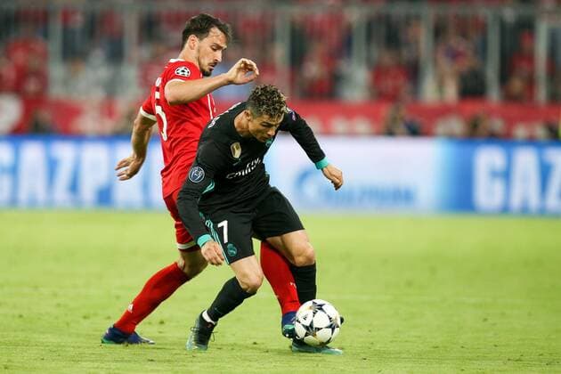 l-r: im Zweikampf, Aktion, mit Mats Hummels 5 (FC Bayern Muenchen) und Cristiano Ronaldo 7 (Real Madrid), FC Bayern Muenchen vs. Real Madrid, Fussball, Halbfinale, Champions League, 25.04.2018 Muenchen Bayern Deutschland