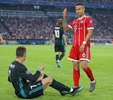 SOCCER - UEFA CL, Bayern vs Madrid MUNICH,GERMANY,25.APR.18 - SOCCER - UEFA Champions League, semifinal, FC Bayern Muenchen vs Real Madrid CF. Image shows Cristiano Ronaldo (Madrid) and Thiago (Bayern). GEPAxpictures xThomasxBachun