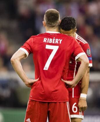 Bilder des Tages - SPORT München, 25.04.2018 Franck Ribery (FCB), Thiago (FCB) enttäuscht Bayern München - Real Madrid