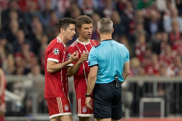 Muenchen, Deutschland 25.04.2018, UEFA Champions League - 2017 18 Season, Semi Final Leg One, Halbfinale, FC Bayern Muenchen - Real Madrid, Robert Lewandowski (FCB) und Thomas Mueller (FCB) bei schiedsrichter Bjoern Kuipers ( DeFodi048