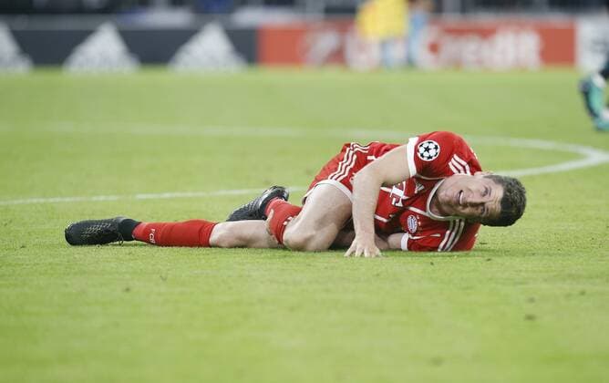 Robert Lewandowski (Bayern) am Boden . FC Bayern München-Real Madrid.. München, GER, 25.042018, Halbfinale Fussball-Champions League 2017-2018 .