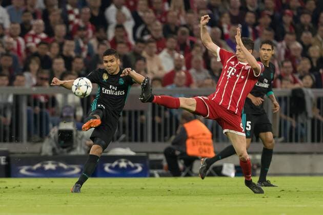 Muenchen, Deutschland 25.04.2018, UEFA Champions League - 2017 18 Season, Semi Final Leg One, Halbfinale, FC Bayern Muenchen - Real Madrid, Casemiro (Real Madrid) und Robert Lewandowski (FCB) im zweikampf ( DeFodi048