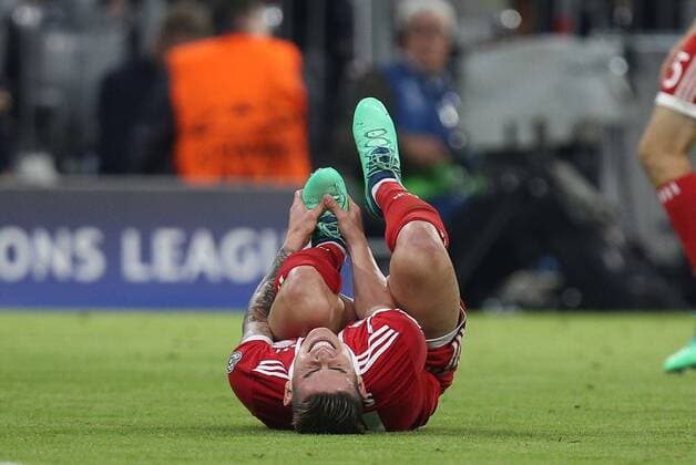 James Rodriguez 11 (FC Bayern Muenchen) haelt sich vor Schmerzen den Fuss, FC Bayern Muenchen vs. Real Madrid, Fussball, Halbfinale, Champions League, 25.04.2018 Muenchen Bayern Deutschland