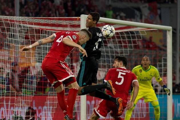 Muenchen, Deutschland 25.04.2018, UEFA Champions League - 2017 18 Season, Semi Final Leg One, Halbfinale, FC Bayern Muenchen - Real Madrid, Niklas Suele (FCB), Raphael Varane (Real Madrid) und Mats Hummels (FCB) im zweikampf ( DeFodi048