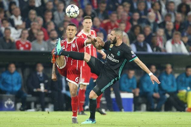l-r: im Zweikampf, Aktion, mit Thiago Alcantara 6 (FC Bayern Muenchen) und Karim Benzema 9 (Real Madrid), FC Bayern Muenchen vs. Real Madrid, Fussball, Halbfinale, Champions League, 25.04.2018 Muenchen Bayern Deutschland