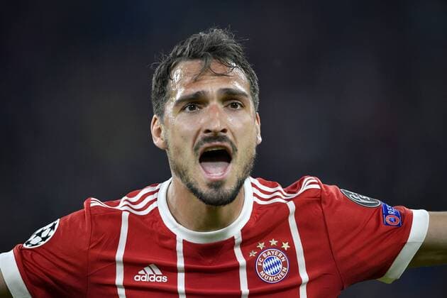 Bilder des Tages - SPORT Mats Hummels FC Bayern München sauer auf Linienrichter FC Bayern München FCB vs Real Madrid CF UEFA Champions-League CL Halbfinale Hinspiel Spiel 1 Saison 2017 2018 München Allianz Arena 25.04.2018 FC Bayern München FCB vs Real Madrid CF