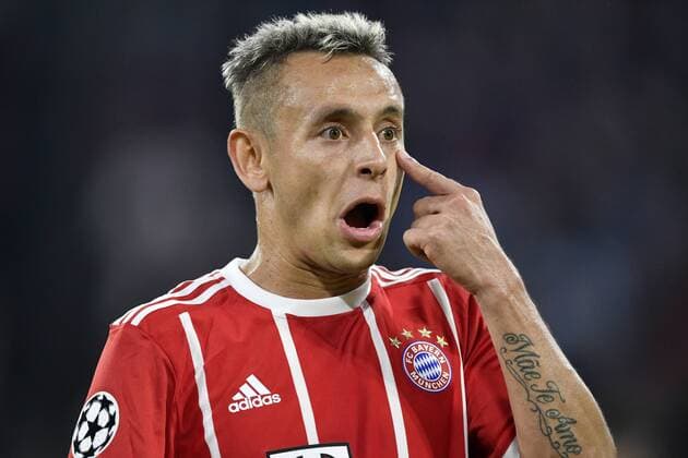Bilder des Tages - SPORT Rafinha FC Bayern München auer auf Linienrichter Gestik, Geste er soll besser hinsehen aufpassen FC Bayern München FCB vs Real Madrid CF UEFA Champions-League CL Halbfinale Hinspiel Spiel 1 Saison 2017 2018 München Allianz Arena 25.04.2018 FC Bayern München FCB vs Real Madrid CF *** Rafinha Bayern Munich except for linesman Gestures gesture he should look better watch FC Bayern Munich FC Real Madrid CF UEFA Champions League CL Semi Finals First Game Match 1 Season 2017 2018 Munich Allianz Arena 25 04 2018 FC Bayern Munich FCB vs Real Madrid CF