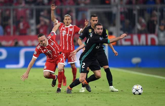 FUSSBALL CHAMPIONS LEAGUE SAISON 2017 2018 HALBFINALE HINSPIEL FC Bayern Muenchen - Real Madrid 25.04.2018 Franck Ribery (li, FC Bayern Muenchen) gegen Dani Carvajal (re, Real Madrid) Muenchen