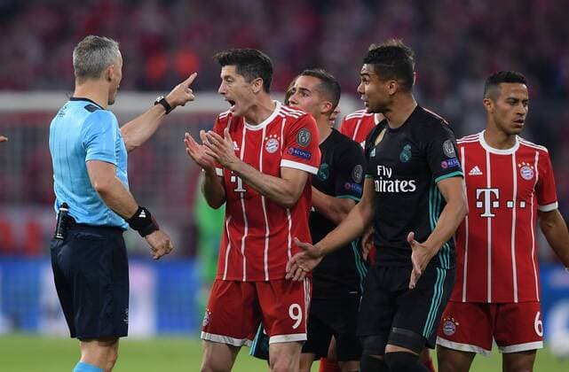 FUSSBALL CHAMPIONS LEAGUE SAISON 2017 2018 HALBFINALE HINSPIEL FC Bayern Muenchen - Real Madrid 25.04.2018 Robert Lewandowski (re, FC Bayern Muenchen) reklamiert bei Schiedsrichter Bjoern Kuipers (li) Muenchen