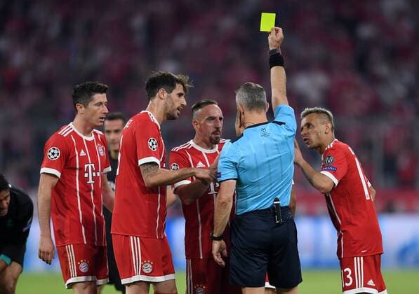 Bilder des Tages - SPORT FUSSBALL CHAMPIONS LEAGUE SAISON 2017 2018 HALBFINALE HINSPIEL FC Bayern Muenchen - Real Madrid 25.04.2018 Robert Lewandowski, Javi Martinez, Franck Ribery und Rafinha (v.l., alle FC Bayern Muenchen) reklamieren bei Schiedsrichter Bjoern Kuipers der unterdessen Franck Ribery die Gelbe Karte zeigt Muenchen