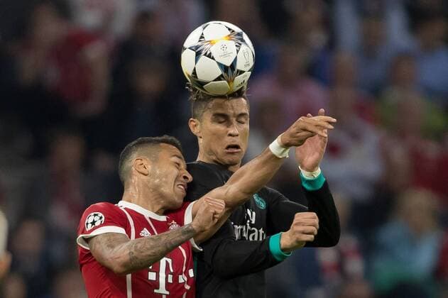 Muenchen, Deutschland 25.04.2018, UEFA Champions League - 2017 18 Season, Semi Final Leg One, Halbfinale, FC Bayern Muenchen - Real Madrid, Thiago (FCB) und Cristiano Ronaldo (Real Madrid) im zweikampf ( DeFodi048