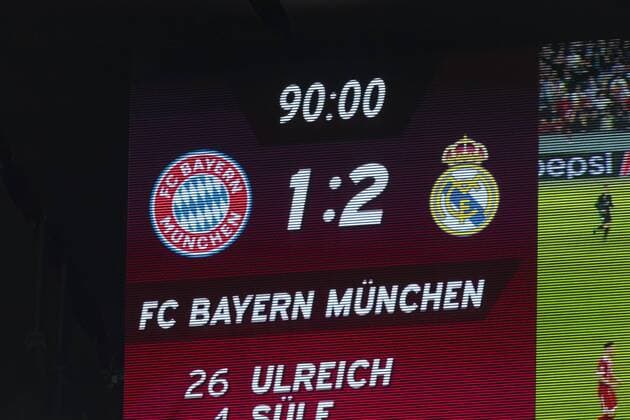 GER, UEFA CL, FC Bayern Muenchen (GER) vs Real Madrid (ESP) 25.04.2018, Allianz Arena, Muenchen, GER, UEFA CL, FC Bayern Muenchen (GER) vs Real Madrid (ESP), Halbfinale, im Bild Endstand auf der Anzeigetafel 1-2