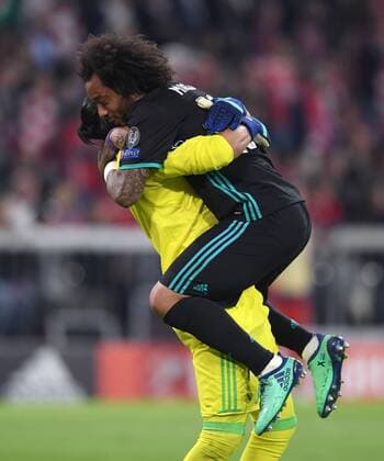 FUSSBALL CHAMPIONS LEAGUE SAISON 2017 2018 HALBFINALE HINSPIEL FC Bayern Muenchen - Real Madrid 25.04.2018 Torjubel nach dem 2:1: Torwart Keylor Navas (li) und Marcelo (re, beide Real Madrid) Muenchen
