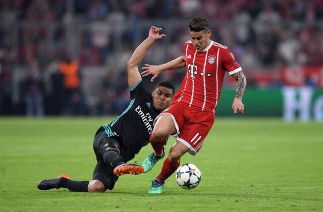 FUSSBALL CHAMPIONS LEAGUE SAISON 2017 2018 HALBFINALE HINSPIEL FC Bayern Muenchen - Real Madrid 25.04.2018 Casemiro (li, Real Madrid) gegen James Rodriguez (re, FC Bayern Muenchen) Muenchen