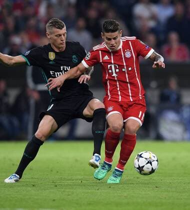 FUSSBALL CHAMPIONS LEAGUE SAISON 2017 2018 HALBFINALE HINSPIEL FC Bayern Muenchen - Real Madrid 25.04.2018 Toni Kroos (li, Real Madrid) gegen James Rodriguez (re, FC Bayern Muenchen) Muenchen