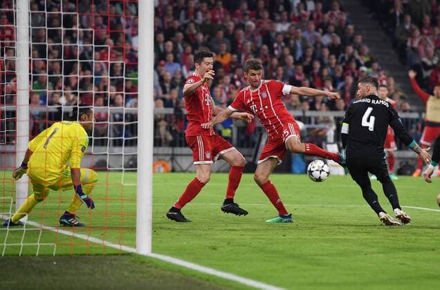 FUSSBALL CHAMPIONS LEAGUE SAISON 2017 2018 HALBFINALE HINSPIEL FC Bayern Muenchen - Real Madrid 25.04.2018 Robert Lewandowski und Thomas Mueller (beide FC Bayern Muenchen) gegen Torwart Keylor Navas (li) und Sergio Ramos (re, beide Real Madrid) Muenchen