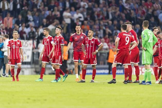 GER, UEFA CL, FC Bayern Muenchen (GER) vs Real Madrid (ESP) 25.04.2018, Allianz Arena, Muenchen, GER, UEFA CL, FC Bayern Muenchen (GER) vs Real Madrid (ESP), Halbfinale, im Bild DIe Bayern enttaeuscht mit Rafinha (FCB 13) Thomas Mueller (FCB 25) +James (FCB 11) Thiago (FCB 6) Robert Lewandowski (FCB 9) Sven Ulreich (FCB 26)