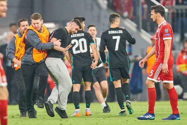 Flitzer abgefangen von Sicherheitsdienst, Cristiano RONALDO, Real Madrid 7 FC BAYERN MUENCHEN - REAL MADRID Halbfinale Hinspiel, Fussball UEFA Champions League, Muenchen, Deutschland 25.04.2018 CL Saison 2017 2018, FCB,