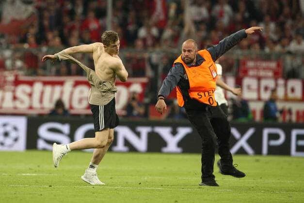 Flitzer nach Spielende auf dem Spielfeld, Ordner Fußball Fussball UEFA CL Championsleague Halbfinale Herren Saison 2017 2018 25.04.2018 FC Bayern München FCB vs. Real Madrid