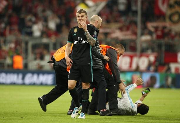 Flitzer nach Spielende auf dem Spielfeld, Ordner, Toni Kroos Fußball Fussball UEFA CL Championsleague Halbfinale Herren Saison 2017 2018 25.04.2018 FC Bayern München FCB vs. Real Madrid