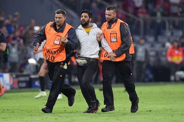 Fußball Champions League Halbfinale FC Bayern München - Real Madrid am 25.04.2018 in der Allianz Arena in München Ein Flitzer wird vom Spielfeld geführt