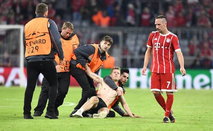 Fussball, Herren, Saison 2017 2018, Champions League, Halbfinale (Hinspiel), FC Bayern München - Real Madrid, Franck Ribery (Bayern München), Ordner und Flitzer nach Abpfiff, 25.04. 2018, Copyright: xMatthiasxKochx