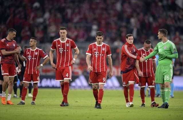 25.04.2018, Fussball UEFA Champions League 2017 2018, Halbfinale Hinspiel, FC Bayern München - Real Madrid, in der Allianzarena München. Frustrierter Abgang der Bayern nach der Niederlage.