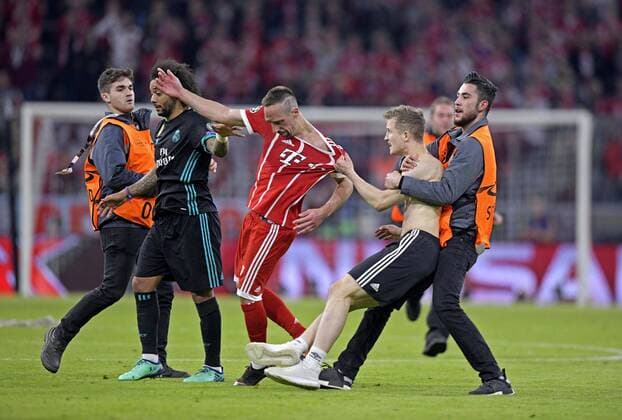 25.04.2018, Fussball UEFA Champions League 2017 2018, Halbfinale Hinspiel, FC Bayern München - Real Madrid, in der Allianzarena München. Unglaubliche Szenen nach dem Spiel, mehrere Fltzer stürmen gleichzeitig das Feld, einer reisst Franck Ribery (FC Bayern München) mit zu Boden.