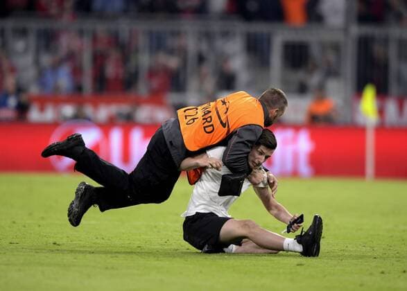 25.04.2018, Fussball UEFA Champions League 2017 2018, Halbfinale Hinspiel, FC Bayern München - Real Madrid, in der Allianzarena München. Unglaubliche Szenen nach dem Spiel, mehrere Fltzer stürmen gleichzeitig das Feld,