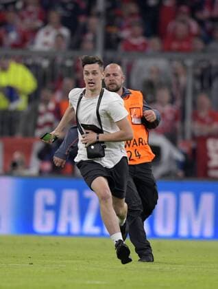 25.04.2018, Fussball UEFA Champions League 2017 2018, Halbfinale Hinspiel, FC Bayern München - Real Madrid, in der Allianzarena München. Unglaubliche Szenen nach dem Spiel, mehrere Fltzer stürmen gleichzeitig das Feld,