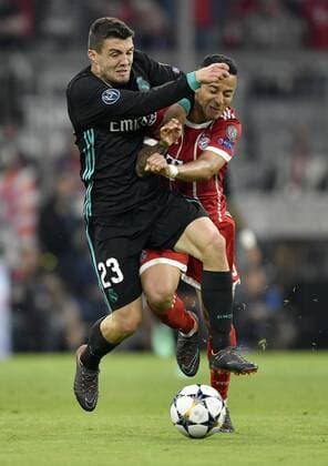 Zweikampf, Aktion Foul Thiago Alcantara FC Bayern München gegen Mateo Kovacic Real Madrid FC Bayern München FCB vs Real Madrid CF UEFA Champions-League CL Halbfinale Hinspiel Spiel 1 Saison 2017 2018 München Allianz Arena 25.04.2018 FC Bayern München FCB vs Real Madrid CF