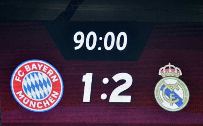 Anzeigetafel Spielstand Endstand 1:2 FC Bayern München FCB vs Real Madrid CF UEFA Champions-League CL Halbfinale Hinspiel Spiel 1 Saison 2017 2018 München Allianz Arena 25.04.2018 FC Bayern München FCB vs Real Madrid CF