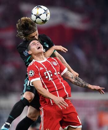 FUSSBALL CHAMPIONS LEAGUE SAISON 2017 2018 HALBFINALE HINSPIEL FC Bayern Muenchen - Real Madrid 25.04.2018 James Rodriguez (FC Bayern Muenchen) vor James Rodriguez (Real Madrid) Muenchen