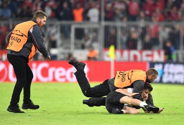 Fussball, Herren, Saison 2017 2018, Champions League, Halbfinale (Hinspiel), FC Bayern München - Real Madrid, Flitzer und Ordner nach Abpfiff, 25.04. 2018, Copyright: xMatthiasxKochx