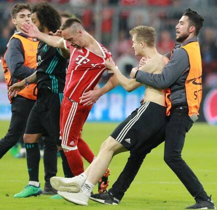 Ein Flitzer wird abgeführt, zerrt aber weiter am Trikot von Franck Riberys Fussball UEFA Champions League FC Bayern München - Real Madrid CF 25.04.2018