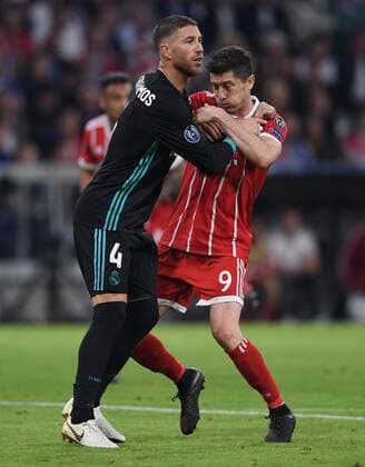 FUSSBALL CHAMPIONS LEAGUE SAISON 2017 2018 HALBFINALE HINSPIEL FC Bayern Muenchen - Real Madrid 25.04.2018 Robert Lewandowski (re, FC Bayern Muenchen) und Sergio Ramos (li, Real Madrid) Muenchen