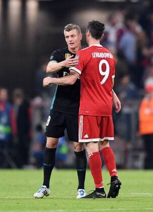 FUSSBALL CHAMPIONS LEAGUE SAISON 2017 2018 HALBFINALE HINSPIEL FC Bayern Muenchen - Real Madrid 25.04.2018 Toni Kroos (li) und Robert Lewandowski (re, FC Bayern Muenchen) Muenchen