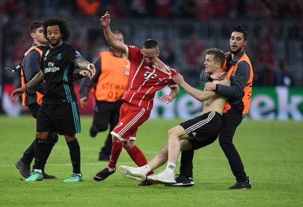 Bilder des Tages - SPORT FUSSBALL CHAMPIONS LEAGUE SAISON 2017 2018 HALBFINALE HINSPIEL FC Bayern Muenchen - Real Madrid 25.04.2018 Ein Flitzer moechte unbedingt das Trikot von Franck Ribery (FC Bayern Muenchen). Muenchen