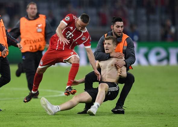 FUSSBALL CHAMPIONS LEAGUE SAISON 2017 2018 HALBFINALE HINSPIEL FC Bayern Muenchen - Real Madrid 25.04.2018 Ein Flitzer moechte unbedingt das Trikot von Franck Ribery (FC Bayern Muenchen). Muenchen