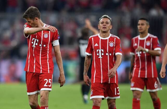 FUSSBALL CHAMPIONS LEAGUE SAISON 2017 2018 HALBFINALE HINSPIEL FC Bayern Muenchen - Real Madrid 25.04.2018 Thomas Mueller und Rafinha (v.l, beide FC Bayern Muenchen) sind nach dem Abpfiff enttaeuscht Muenchen