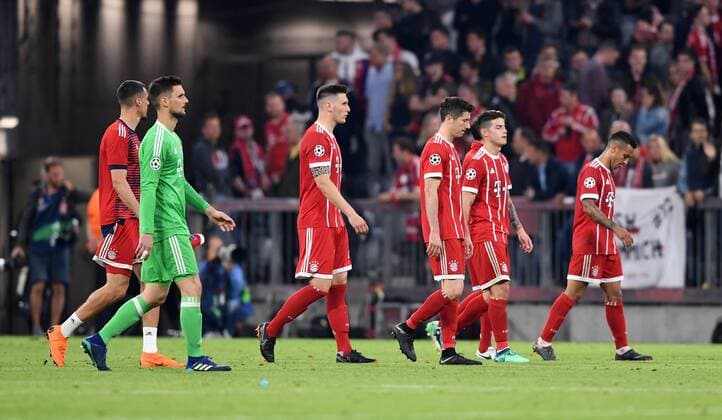 FUSSBALL CHAMPIONS LEAGUE SAISON 2017 2018 HALBFINALE HINSPIEL FC Bayern Muenchen - Real Madrid 25.04.2018 Torwart Sven Ulreich, Niklas Suele, Robert Lewandowski, James Rodriguez und Thiago Alcantara (v.l., alle FC Bayern Muenchen) sind nach dem Abpfiff enttaeuscht Muenchen