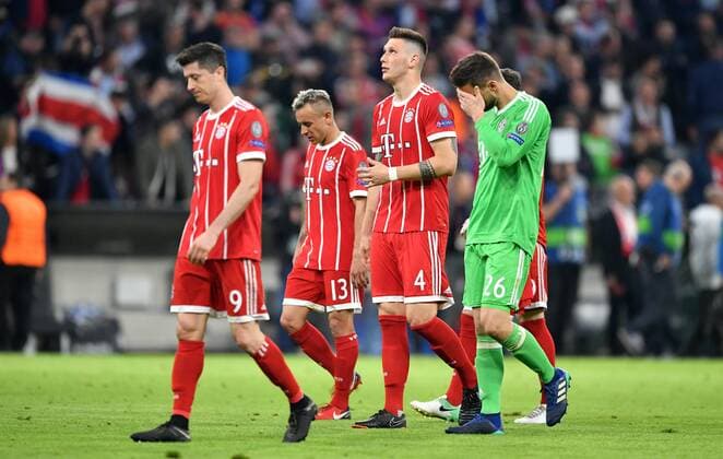 Robert Lewandowski (FC Bayern), Rafinha (FC Bayern), Niklas Süle (FC Bayern), Sven Ulreich (Torwart FC Bayern), enttäuscht nach dem Spiel FC Bayern München - Real Madrid UEFA-Champions League, CL, Halbfinale, 1 2 Finale, Hinspiel, Saison 2017 2018, Fußball, Fussball, soccer, Herren, Deutschland, Germany, München, 25.4.2017 Allianz Arena