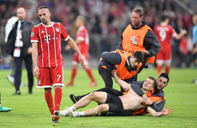 Einer von den Flitzern bei Franck Ribery (FC Bayern), FC Bayern München - Real Madrid UEFA-Champions League, CL, Halbfinale, 1 2 Finale, Hinspiel, Saison 2017 2018, Fußball, Fussball, soccer, Herren, Deutschland, Germany, München, 25.4.2017 Allianz Arena