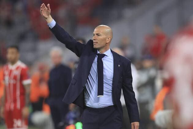 25.04.2018, Fussball UEFA Champions League 2017 2018, Halbfinale Hinspiel, FC Bayern München - Real Madrid, in der Allianzarena München. Trainer Zinedine Zidane (Real Madrid) gibt Anweisungen.