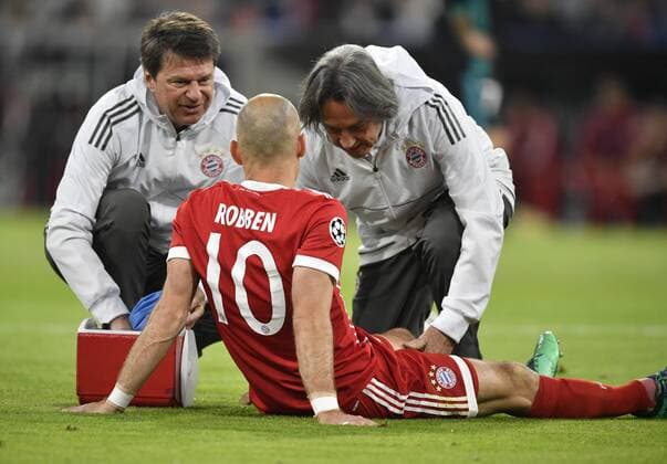 Bilder des Tages - SPORT Arjen Robben FC Bayern München muss in der 8. Minute Verletzung verletzt vom Platz Betreuer Mannschaftsarzt Dr. Hans-Wilhelm Müller-Wolhlfahrt FC Bayern München medizinische Abteilung FC Bayern München FCB vs Real Madrid CF UEFA Champions-League CL Halbfinale Hinspiel Spiel 1 Saison 2017 2018 München Allianz Arena 25.04.2018 FC Bayern München FCB vs Real Madrid CF