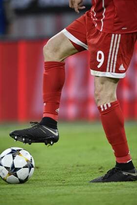 Robert Lewandowski FC Bayern München am Ball Detail FC Bayern München FCB vs Real Madrid CF UEFA Champions-League CL Halbfinale Hinspiel Spiel 1 Saison 2017 2018 München Allianz Arena 25.04.2018 FC Bayern München FCB vs Real Madrid CF