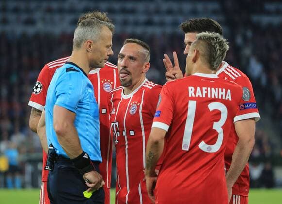 20180425, Champions League, FC Bayern vs Real Madrid, Allianz Arena Muenchen, Fussball, im Bild: Gelbe Karte für Franck Ribery (FCB), Robert Lewandowski (FCB) Rafinha (FCB) und Javi Martinez (FCB) diskutieren mit Referee